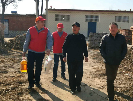 该公司大新庄供电所党员服务队长兰绍志、队员苗波来到大新庄镇爽坨三村，为李久生老人米面油等生活用品